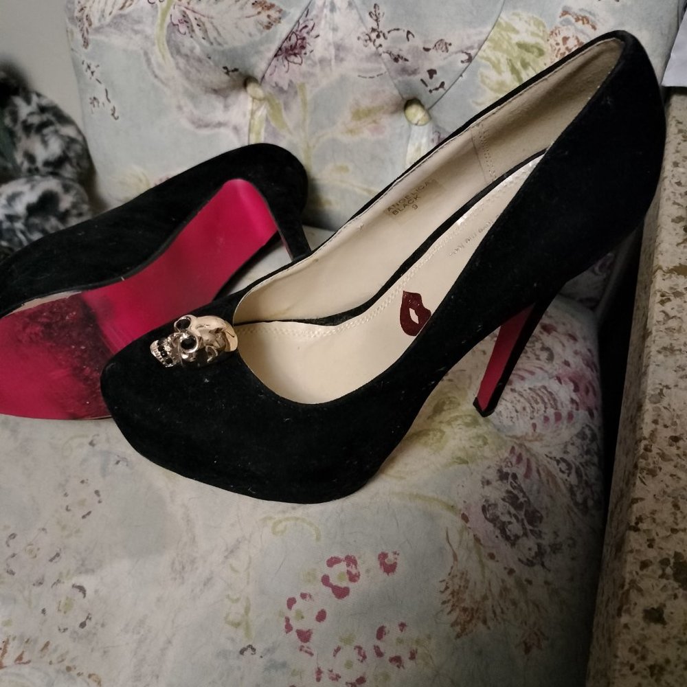 Black high heels with skull accent